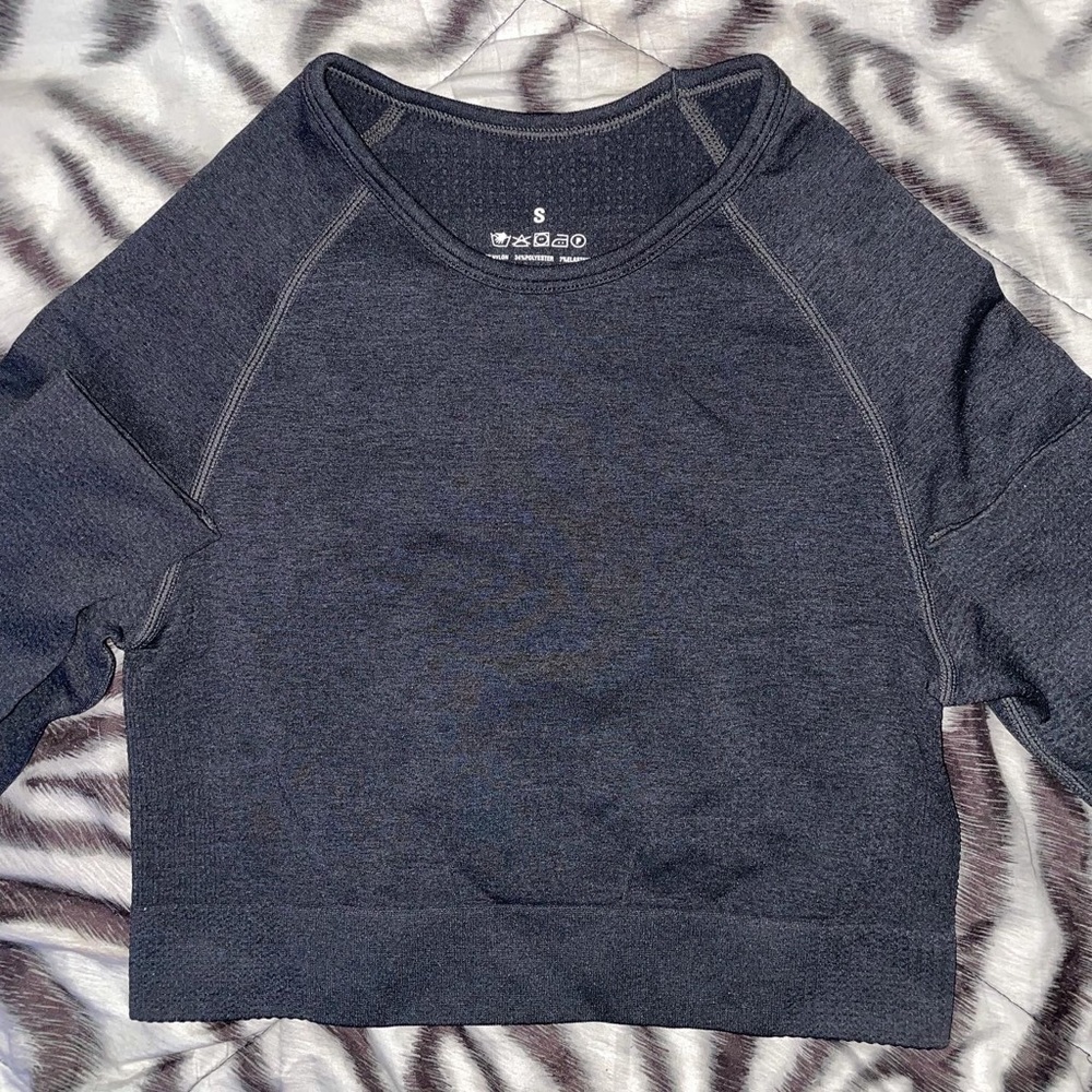 grey long sleeved workout crop top